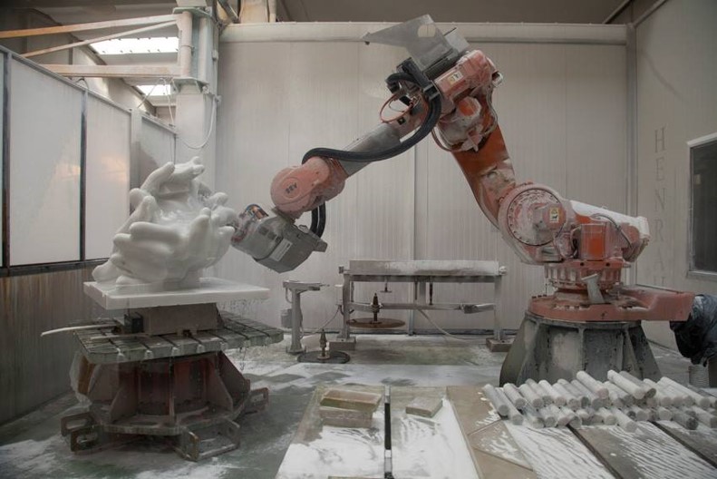ScultoRob – Carving Marble